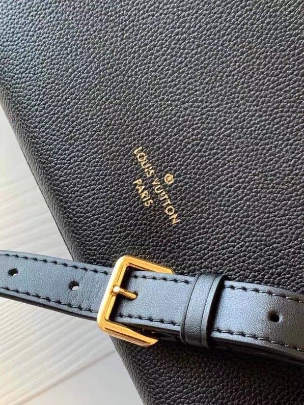 Louis Vuitton ON MY SIDE MM M58908 black
