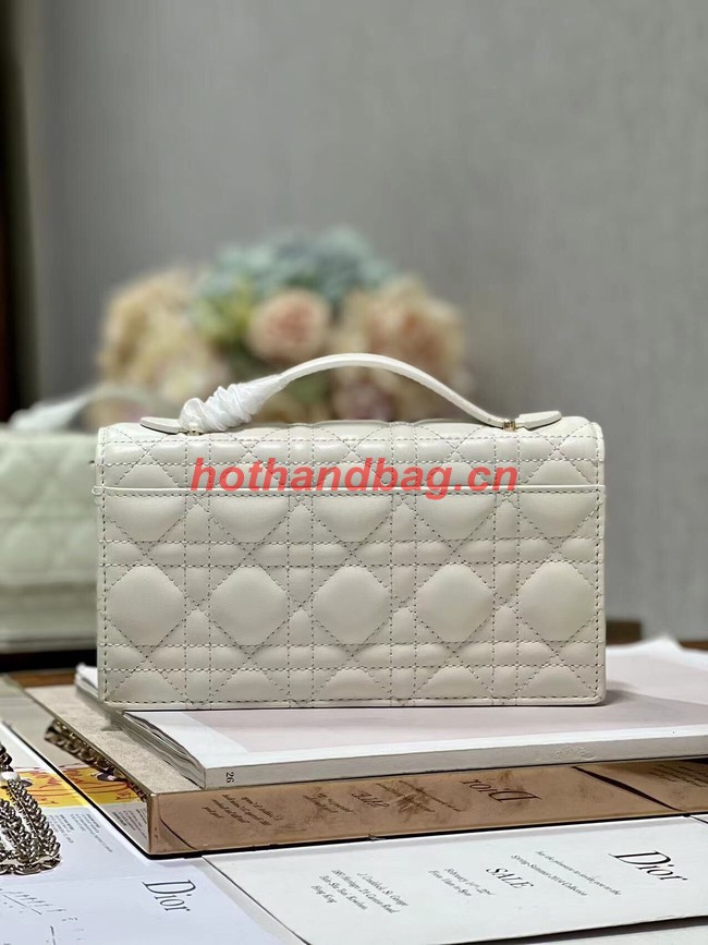 LADY DIOR CHAIN POUCH Cannage Lambskin S0937O white