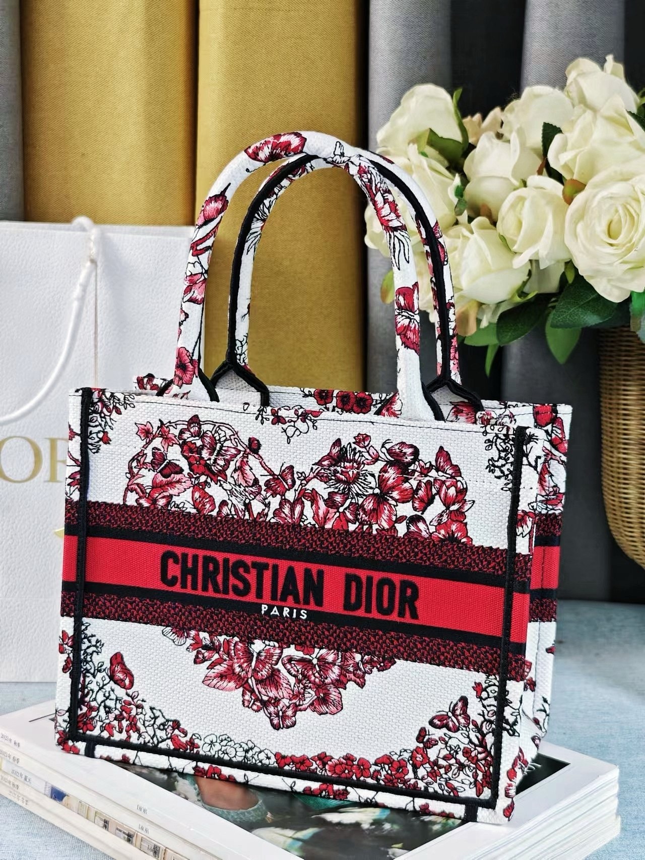 SMALL DIOR BOOK TOTEWhite and Red Le Coeur des Papillons Embroidery M1296ZRf