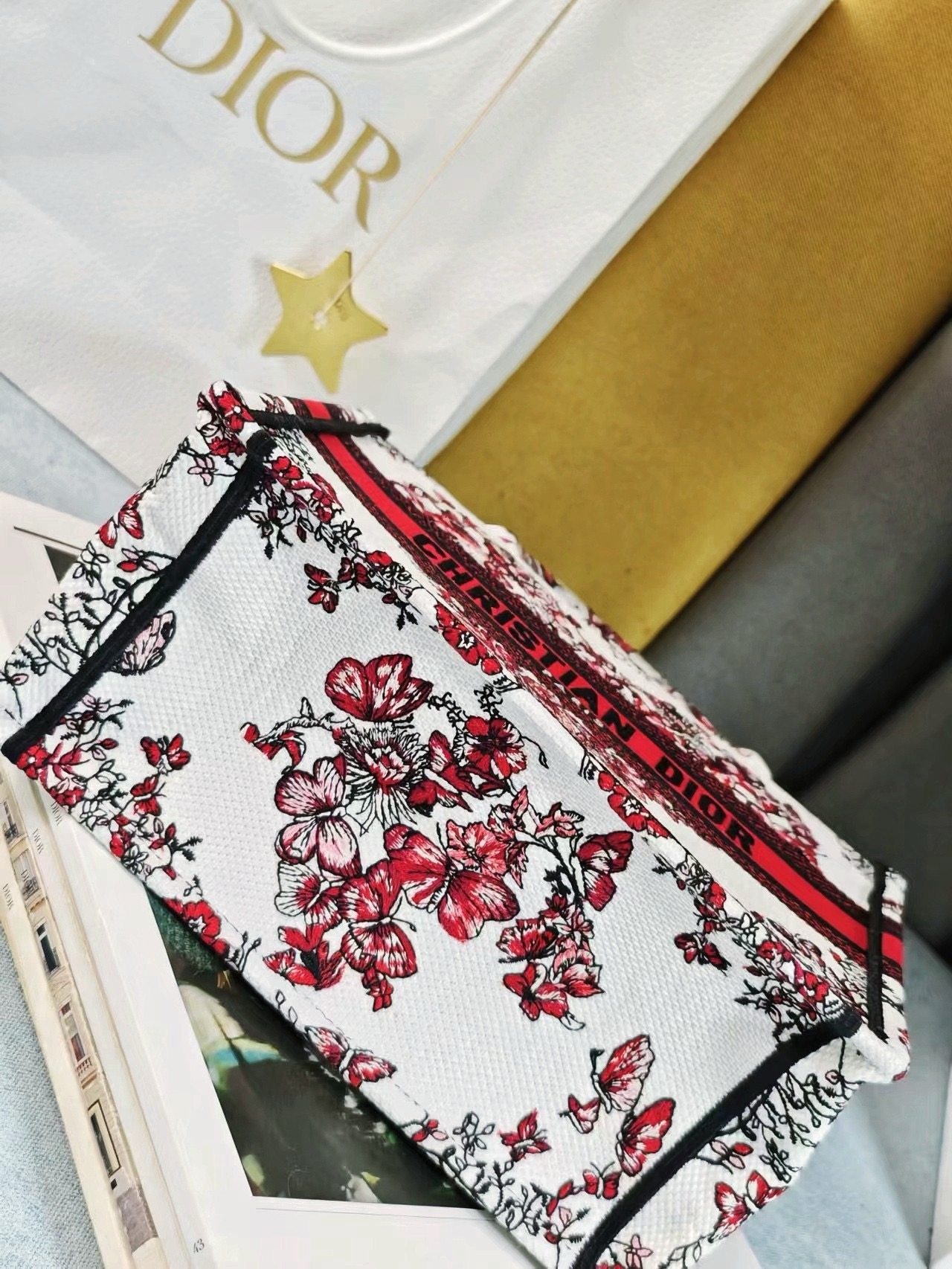 SMALL DIOR BOOK TOTEWhite and Red Le Coeur des Papillons Embroidery M1296ZRf