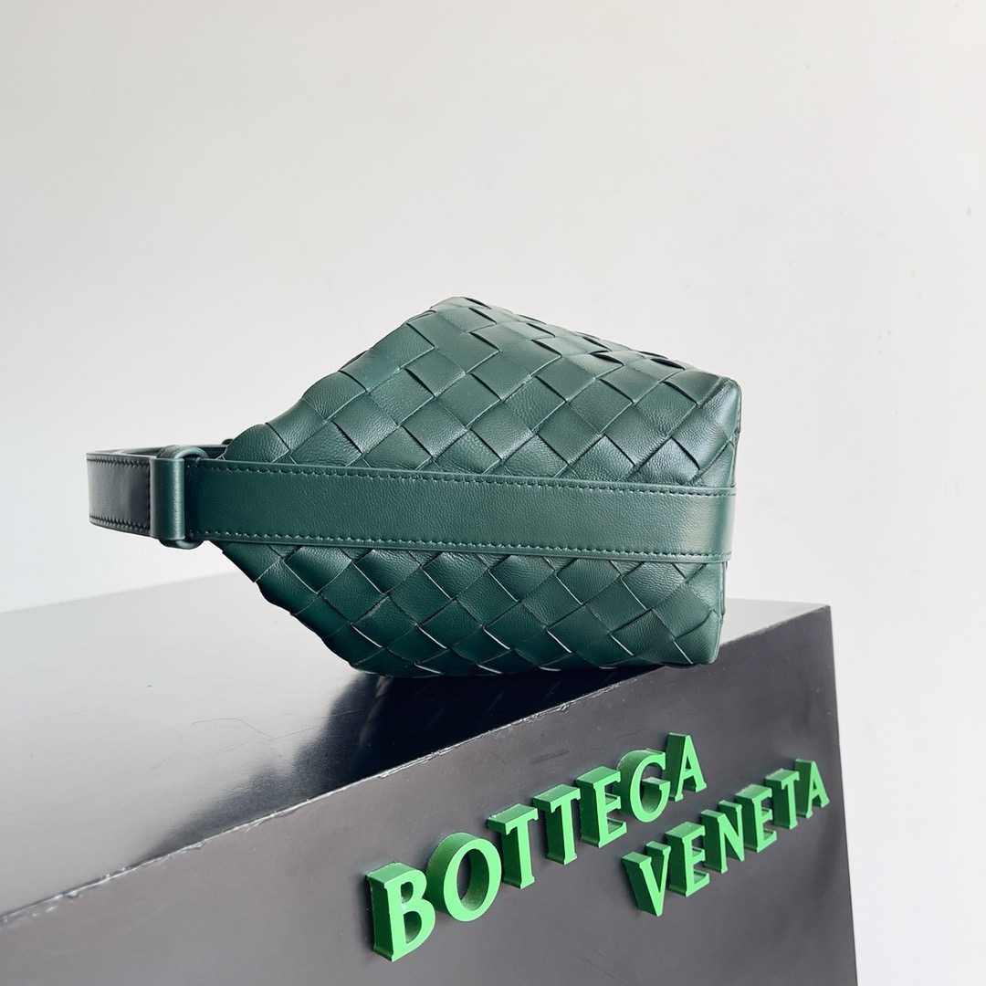 Bottega Veneta Mini Wallace 754443 Emerald green