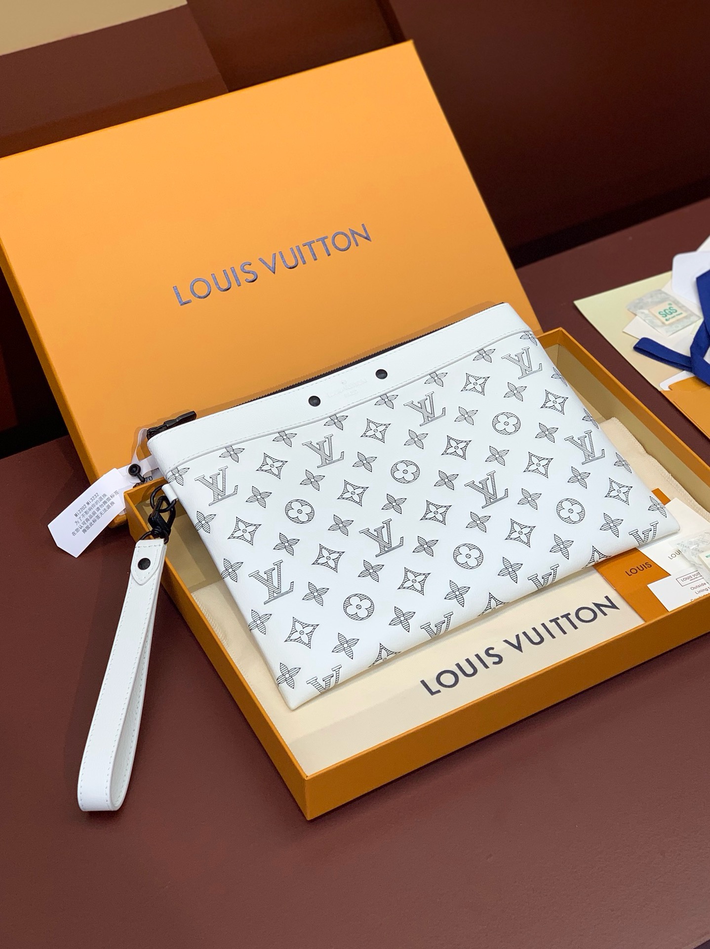 Louis Vuitton DAILY POUCH M81570 white