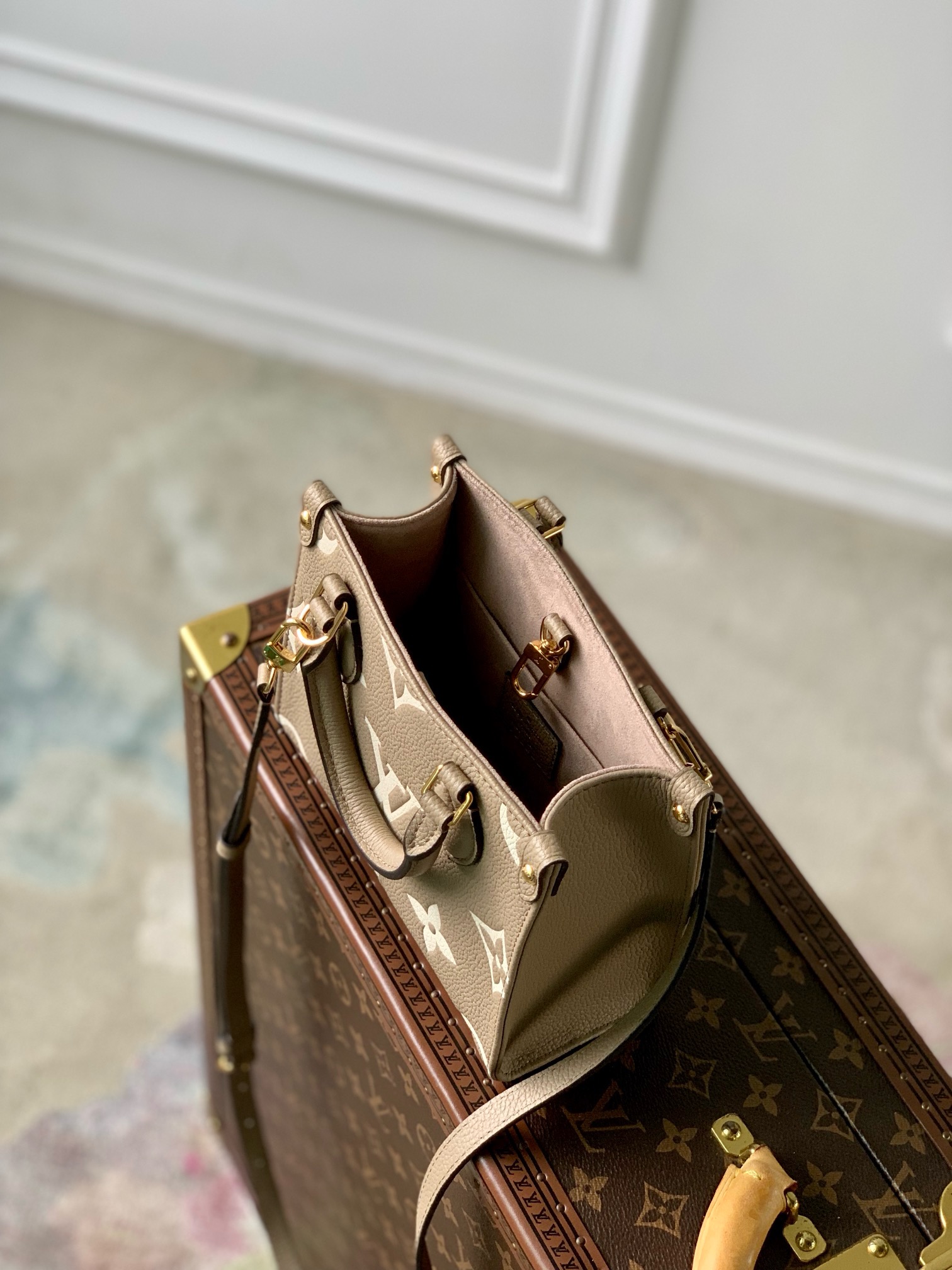 Louis Vuitton OnTheGo BB M46993 Dove Gray&Cream