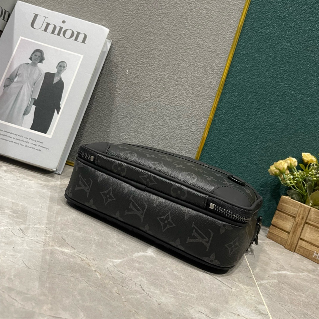 Louis Vuitton Alpha Messenger M31069 black