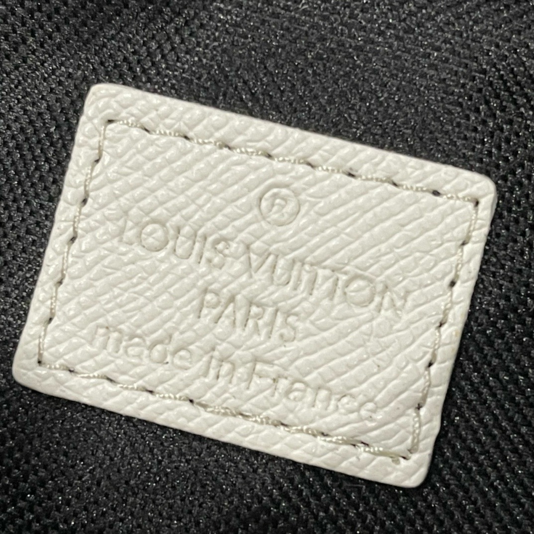 Louis Vuitton Alpha Messenger M31069 white