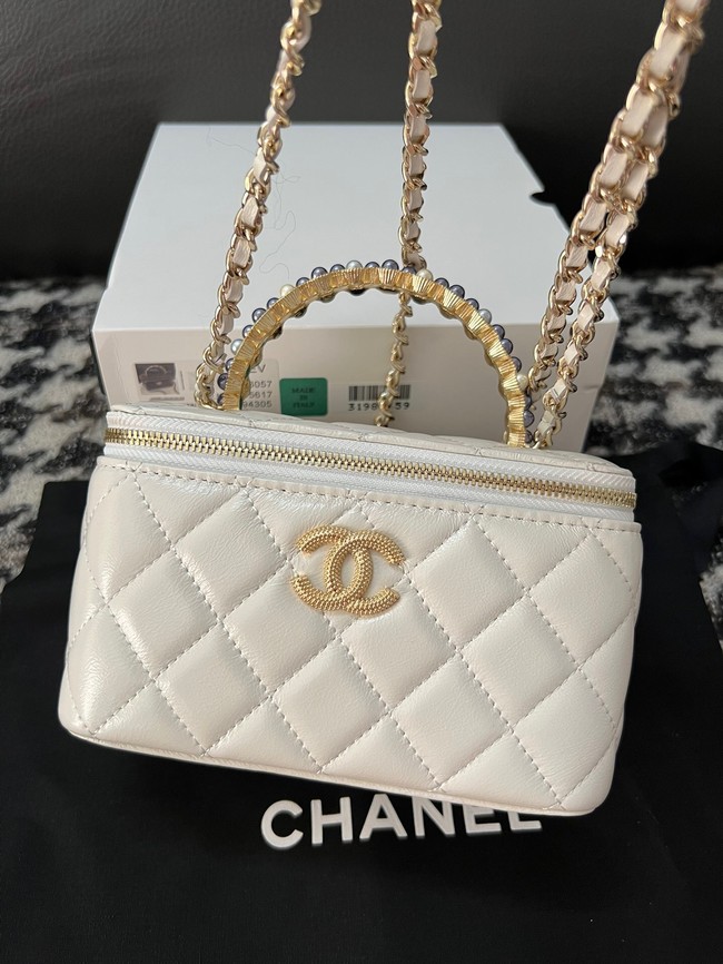CHANEL CLUTCH WITH CHAIN AP3768 white
