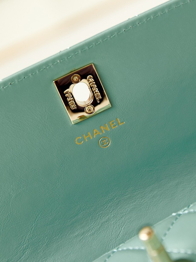 CHANEL CLUTCH WITH CHAIN Shiny Crumpled Lambskin AP3803 green