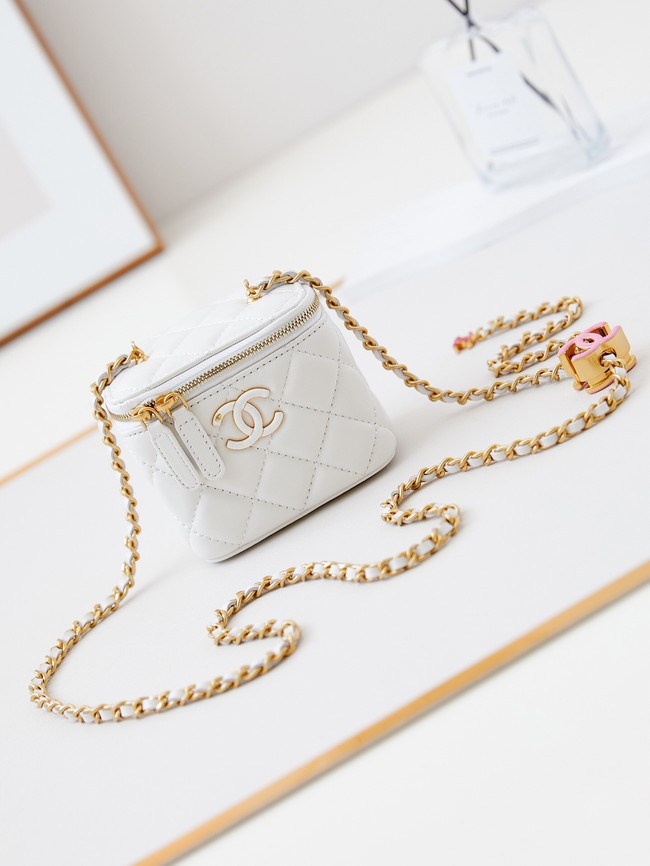 CHANEL CLUTCH WITH CHAIN AP3941 white