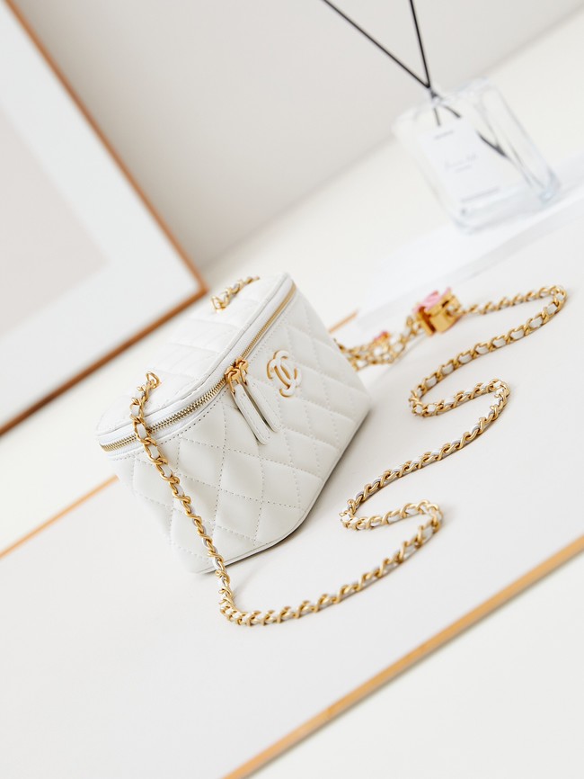 CHANEL MINI CLUTCH  AP3940 white