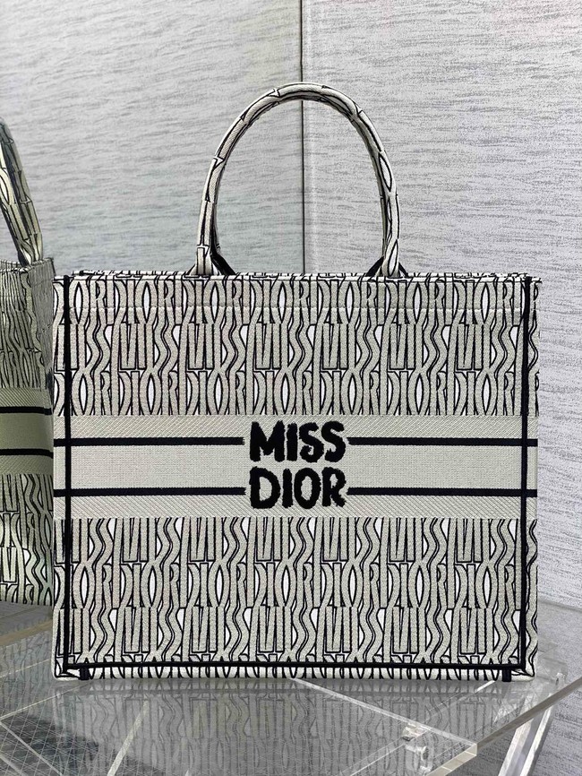 Large Dioriviera Dior Book Tote white and Black Aquamarina Toile de Jouy Embroidery M1286ZE