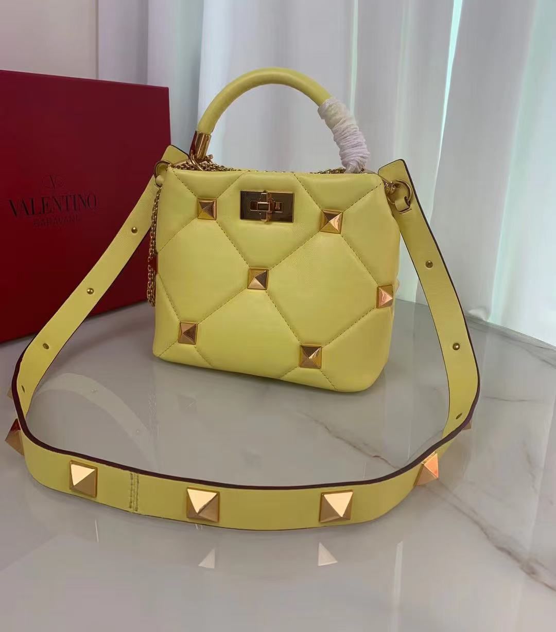 Medium VALENTINO ROMAN STUD chain Denim 0093 yellow