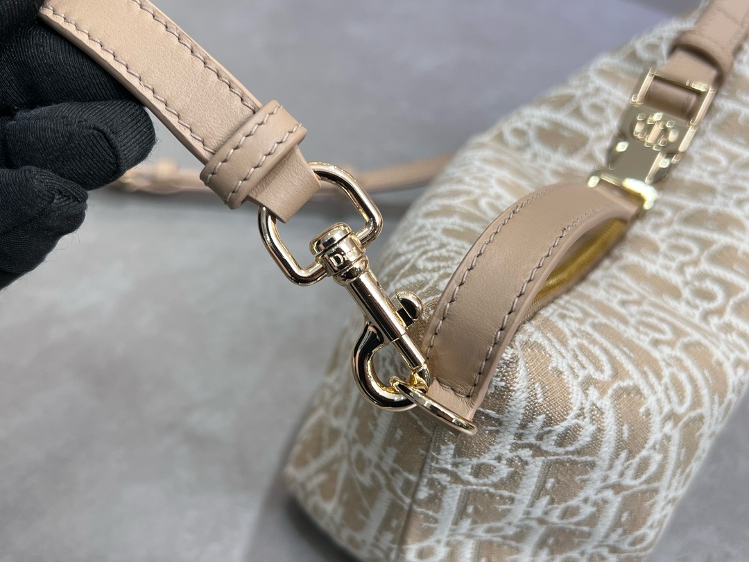 MEDIUM DIORTRAVEL NOMAD POUCH Oblique Jacquard S5554O Natural